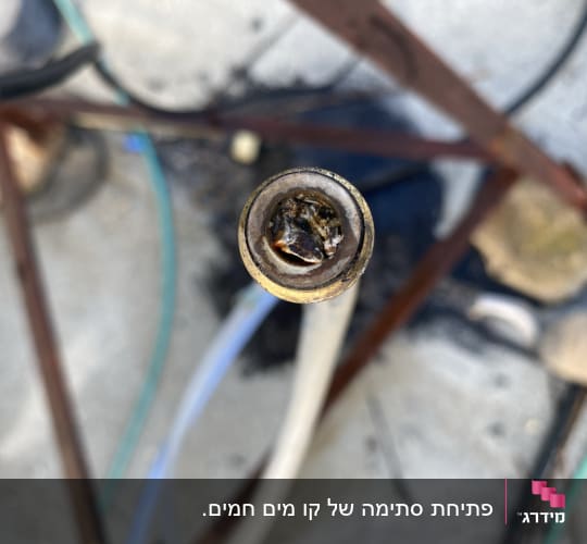 צינור מתכת עם חלודה ולכלוך